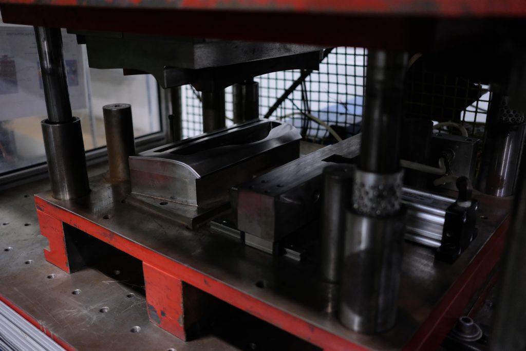 Thermoforming mold and trim elements
